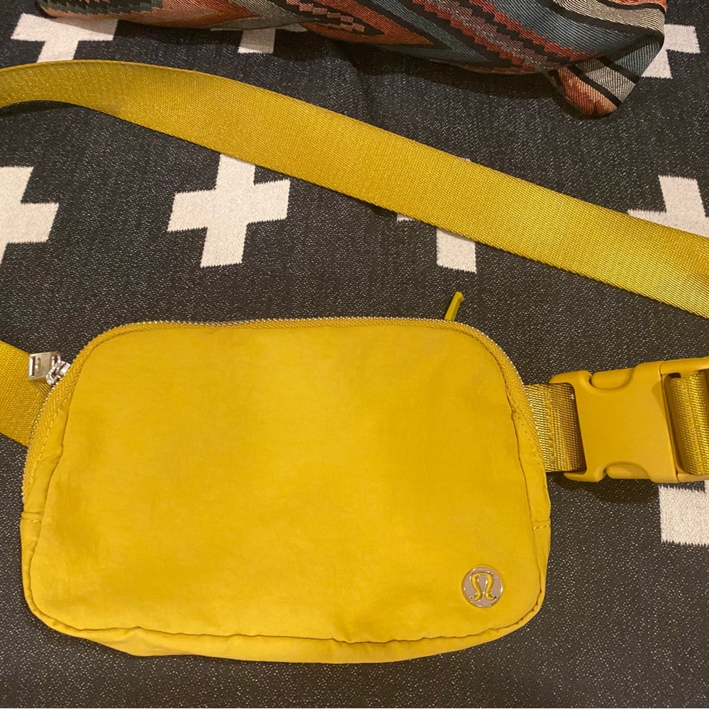 Lululemon everywhere belt bag 1L in parachute